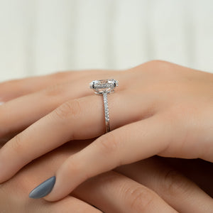 The Low Profile Kamellie Set With A Oval Lab Diamond