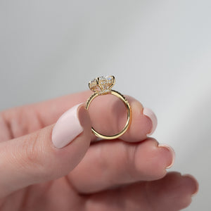 The Low Profile Kamellie Set With A 2 Carat Oval Lab Diamond