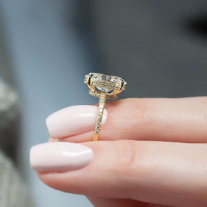 The Low Profile Kamellie Set With A Oval Lab Diamond