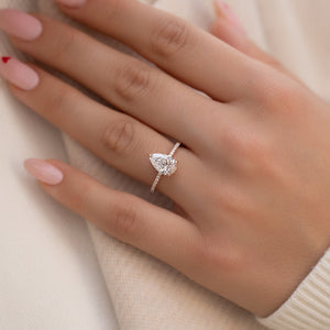 The Low Profile Kamellie Set With A Pear Lab Diamond
