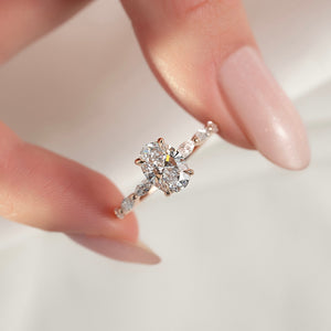 The Lucia Set With A Oval Lab Diamond