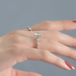 The Lucia Set With A Oval Lab Diamond