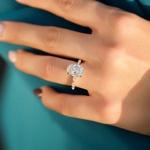 The Lucia Set With A Oval Lab Diamond