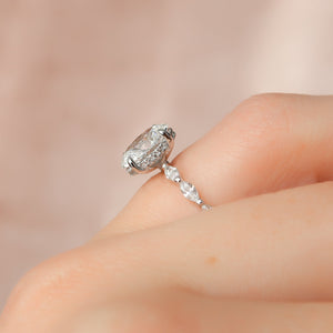 The Lucia Set With A Oval Lab Diamond