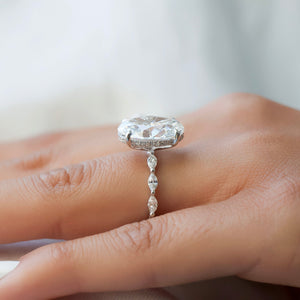 The Lucia Set With A Oval Lab Diamond