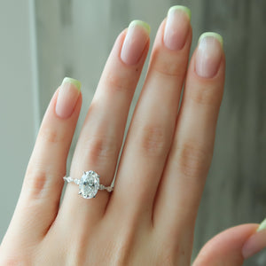 The Lucia Set With A Oval Lab Diamond