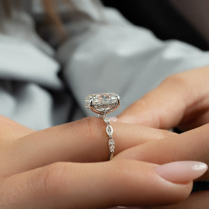 The Lucia Set With A Oval Lab Diamond
