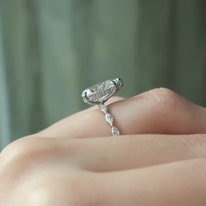 The Lucia Set With A Pear Lab Diamond