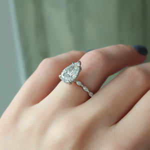 The Lucia Set With A Pear Lab Diamond