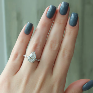 The Lucia Set With A Pear Lab Diamond