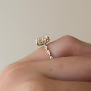 The Lucia Set With A Radiant Lab Diamond
