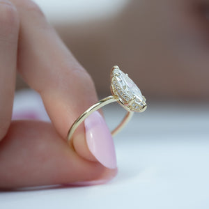 The Low Profile Kamellie Set With A Marquise Lab Diamond