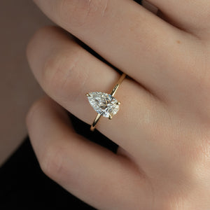 The Low Profile Kamellie Set With A Pear Lab Diamond