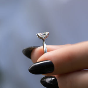 The Petal Kamellie Set With A Oval Lab Diamond