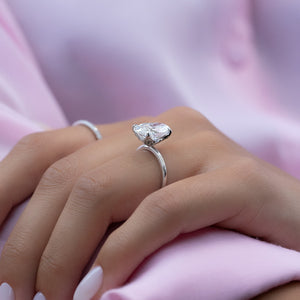 The Petal Kamellie Set With A Oval Lab Diamond