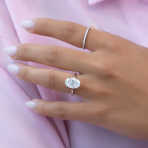 The Petal Kamellie Set With A Oval Lab Diamond