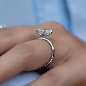 The Petal Kamellie Set With A 2.5 Carat Oval Lab Diamond
