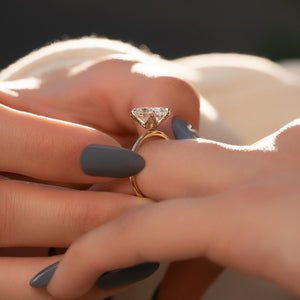 The Petal Kamellie Set With A 1 Carat Oval Moissanite