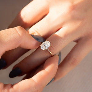 The Petal Kamellie Set With A 1 Carat Oval Moissanite