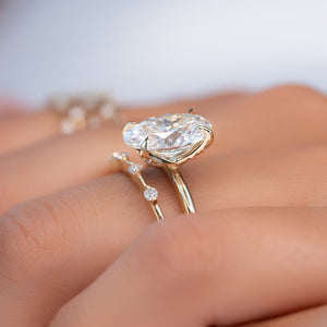 The Petal Kamellie Set With A 1 Carat Oval Moissanite