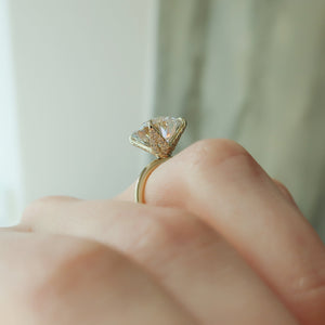 The Petal Kamellie Set With A 1.5 Carat Round Lab Diamond