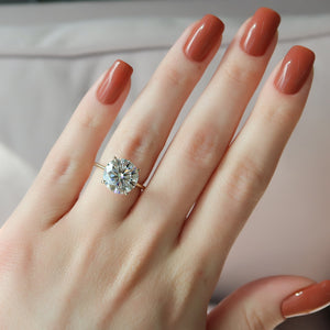 The Petal Kamellie Set With A Round Lab Diamond