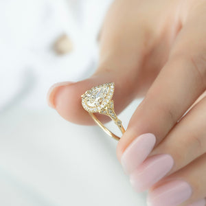 The Halo Stephanie Set With A 1 Carat Pear Lab Diamond