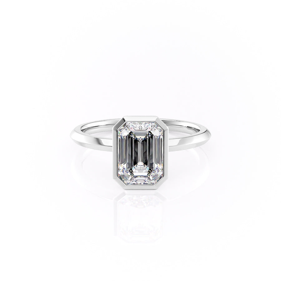 The Razor Bezel Kamellie Set With A 4.5 Carat Emerald Moissanite