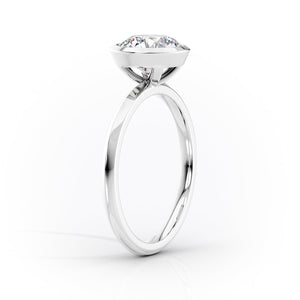 The Razor Bezel Kamellie Set With A 3 Carat Emerald Moissanite