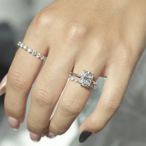 The Razor Kamelie - Engagement Ring Made in White Gold