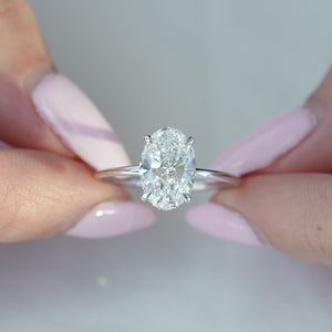 The Low Profile Kamelie - Engagement Ring Made in White Gold