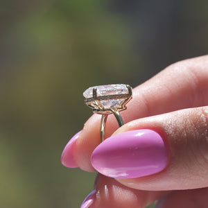 The Low Profile Kamelie - Engagement Ring Made in Yellow Gold
