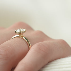 The Razor Kamelie - Engagement Ring Made in Yellow Gold