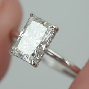 The Kamellie - Engagement Ring Made in White Gold