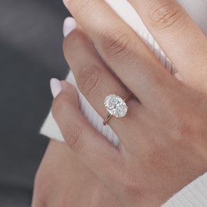 The Razor Kamelie - Engagement Ring Made in Yellow Gold